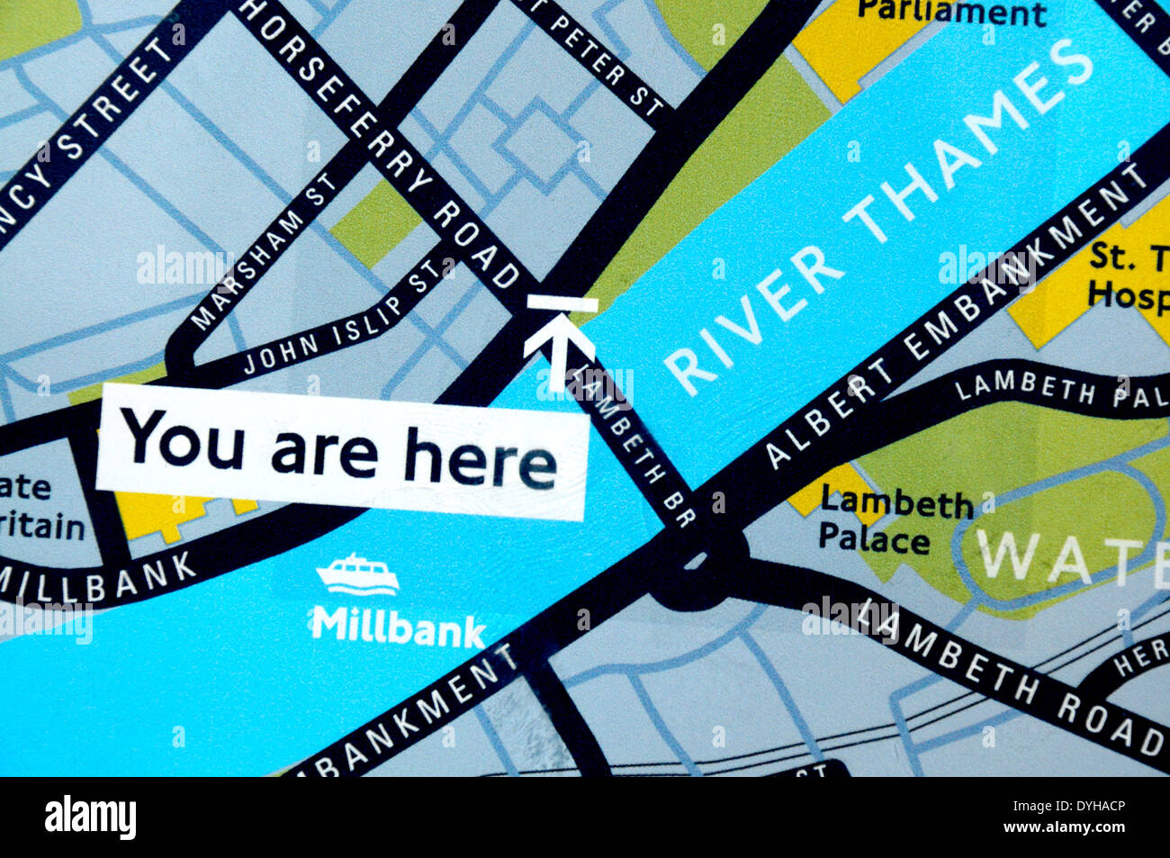 Londra, Inghilterra, Regno Unito. " Voi siete qui' su Londra mappa turistica. Il fiume Tamigi e Lambeth Foto Stock