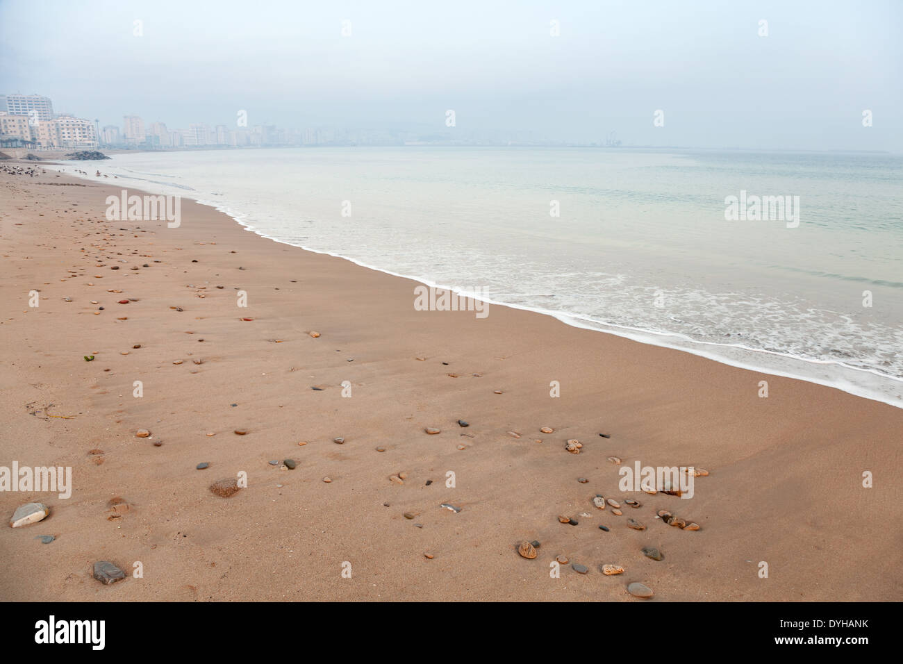 Oceano atlantico costa, nebbia fredda mattina sulla spiaggia. Tangeri, Marocco Foto Stock
