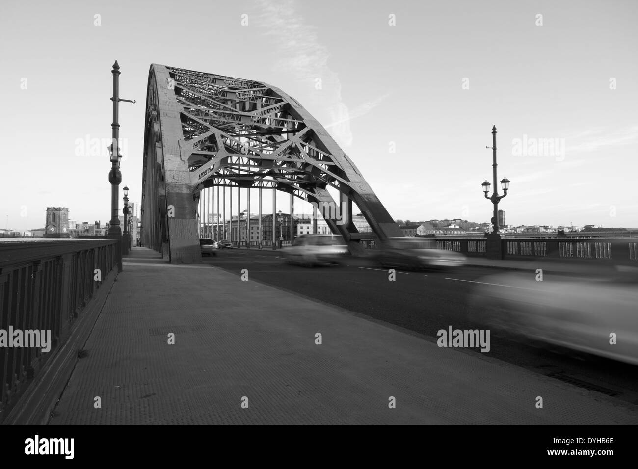 Il traffico mobile al di sopra del Tyne Bridge tra Newcastle e Gateshead, Tyne and Wear Foto Stock