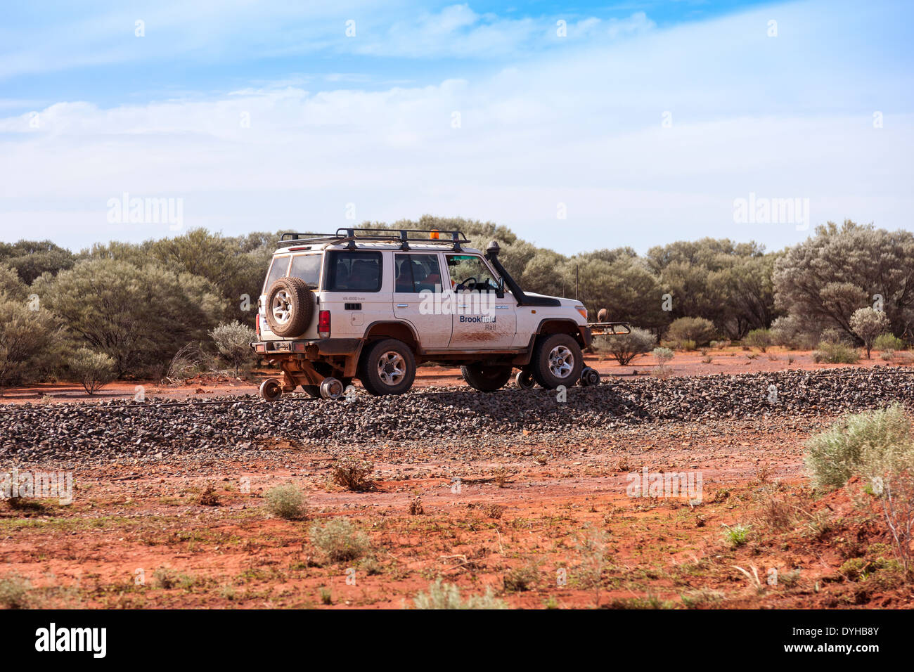 Australia Hi-rail ispezione a Kookynie. Land Cruiser, ferrovia-strada di veicoli ferroviari Foto Stock