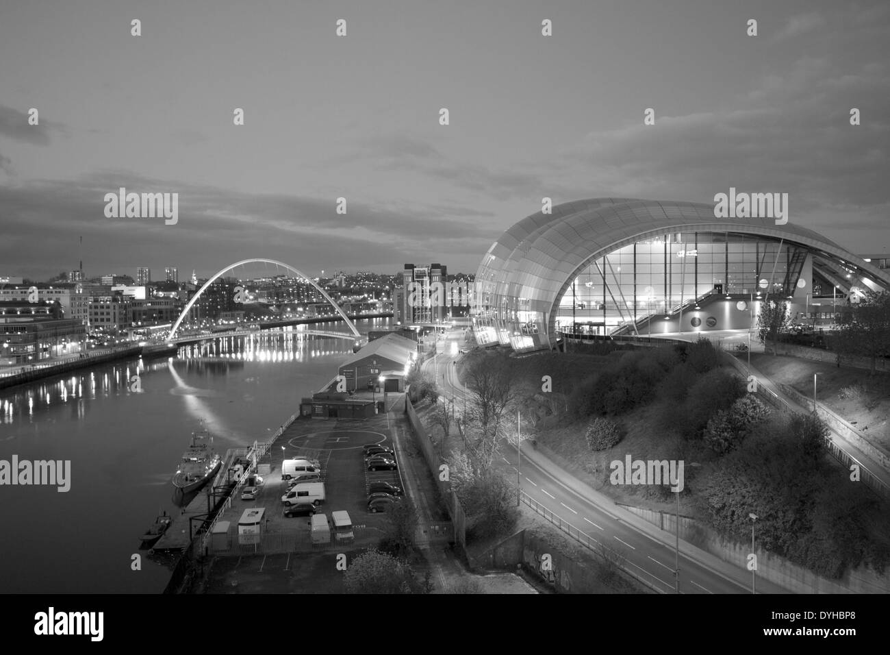 Gateshead Millennium Bridge e centro di salvia catturati al tramonto, Tyne and Wear Foto Stock