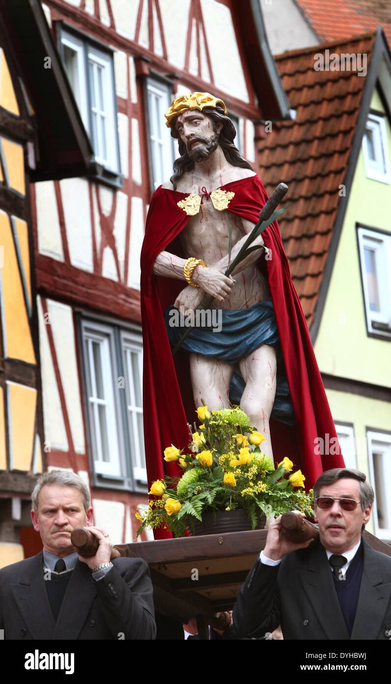 La processione del Venerdì Santo a Lohr am Main, Germania, 18 aprile 2014. Tredici life-piccole figure che rappresentano la passione di Cristo sarà eseguita attraverso la città per la tradizionale processione. Foto: KARL-JOSEF HILDENBRAND/dpa Credito: dpa picture alliance/Alamy Live News Foto Stock