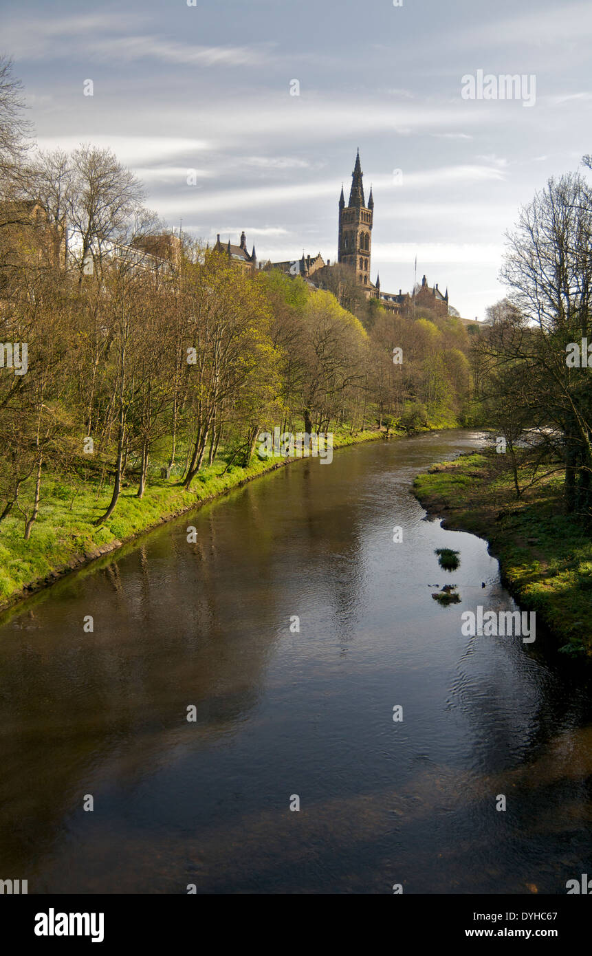 Vista della Università di Glasgow guglia e fiume Kelvin Foto Stock