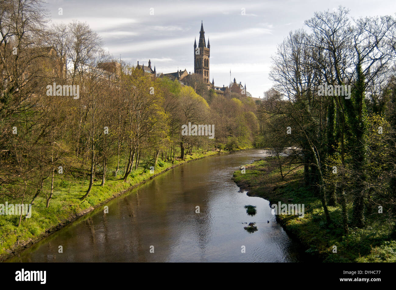 Vista della Università di Glasgow guglia e fiume Kelvin Foto Stock