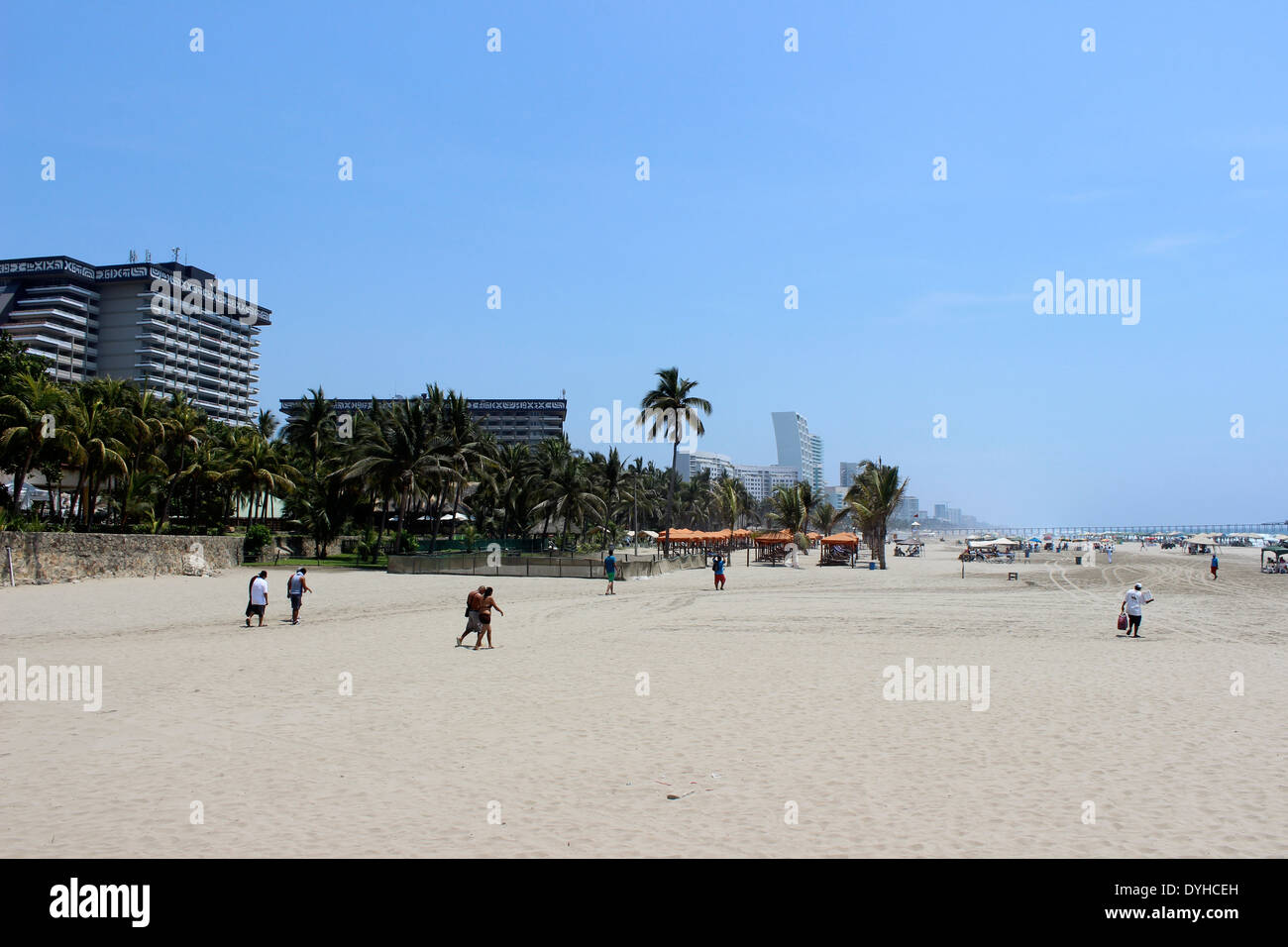 Ampia spiaggia di sabbia con alcuni alberghi a bassa lungo la Playa Revolcadero, Acapulco, Messico Foto Stock