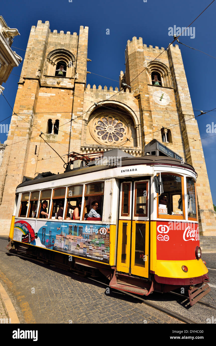 Il portogallo Lisbona: tram storico con turisti di passaggio la Cattedrale Foto Stock