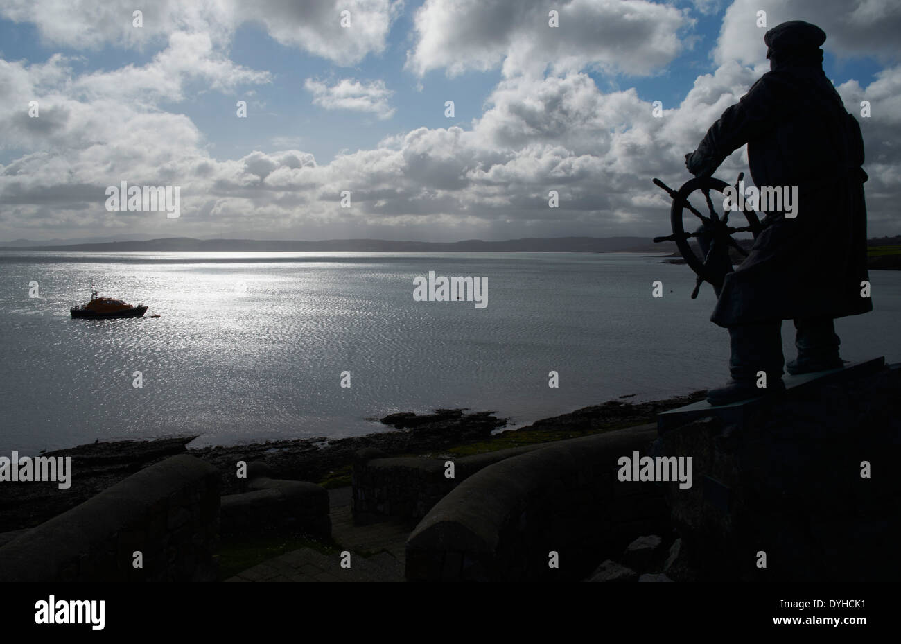 Scialuppa di salvataggio Moelfre ormeggiato Anglesey sillhouette di coxwain Richard Evans statua in primo piano Foto Stock