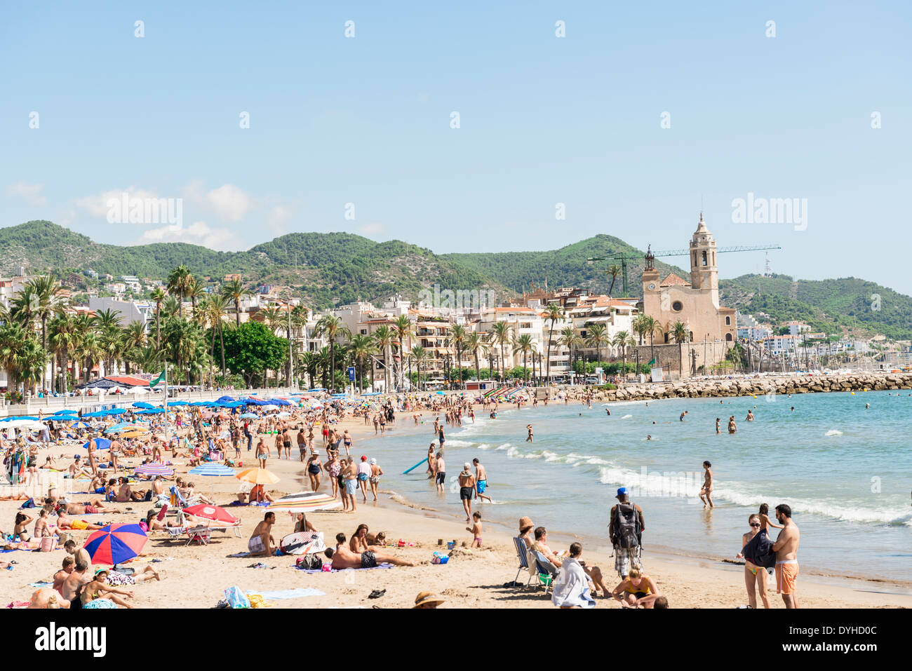 Sitges, Spagna - 21 settembre: belle spiagge di Sitges sullo sfondo la chiesa di Sant Bartomeu & Santa Tecla. Foto Stock