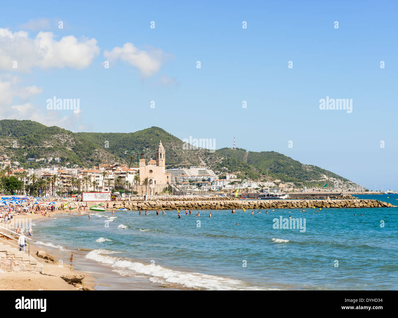 Sitges, Spagna - 21 settembre: belle spiagge di Sitges sullo sfondo la chiesa di Sant Bartomeu & Santa Tecla. Foto Stock