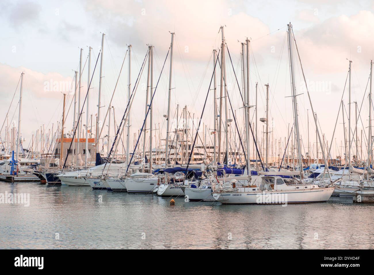 Vilanova i la Geltru, Spagna - 26 settembre: il tramonto e la vista in imbarcazioni a vela a Vilanova i la Geltru marina il 26 settembre 2013. Foto Stock