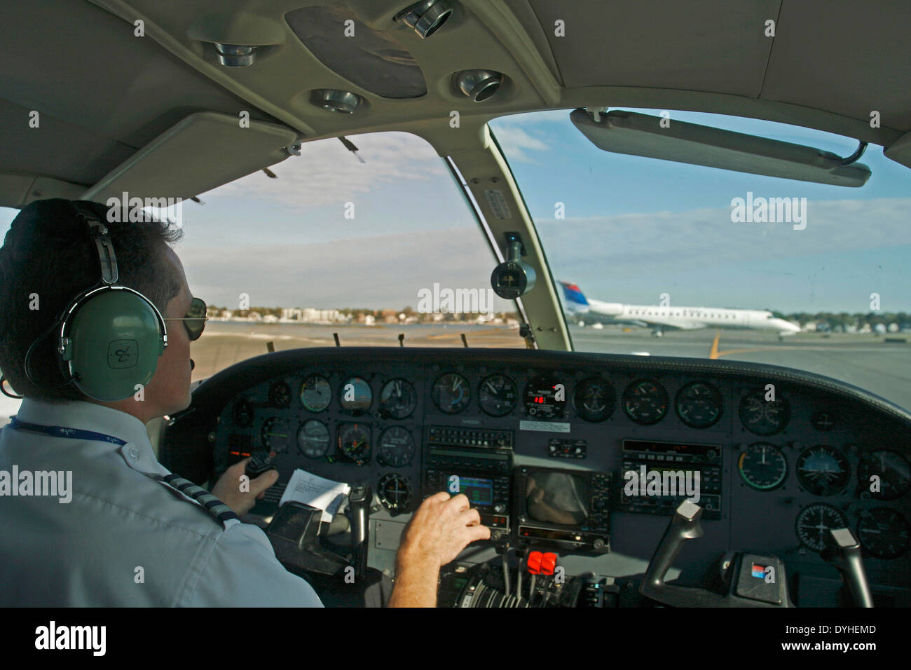Piccolo pilota aereo passeggeri nove attende il decollo pista San Juan Portorico Foto Stock