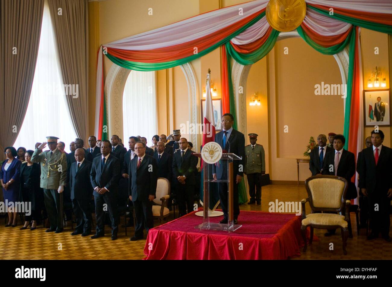 Antananarivo, Madagascar. Xviii Apr, 2014. Madagascar è Presidente Hery Rajaonarimampianina (C), il Primo Ministro Kolo Roger e il recentemente nominati ministri saluto alla canzone nazionale nella presidenza di Antananarivo in Madagascar, il 18 aprile 2014. Il primo governo del Madagascar della quarta repubblica fu istituito il venerdì con la nomina di 30 ministri e un segretario di Stato e dal Segretario Generale della Presidenza Ralala Roger ha detto nel corso di una cerimonia alla presidenza. © Egli Xianfeng/Xinhua/Alamy Live News Foto Stock