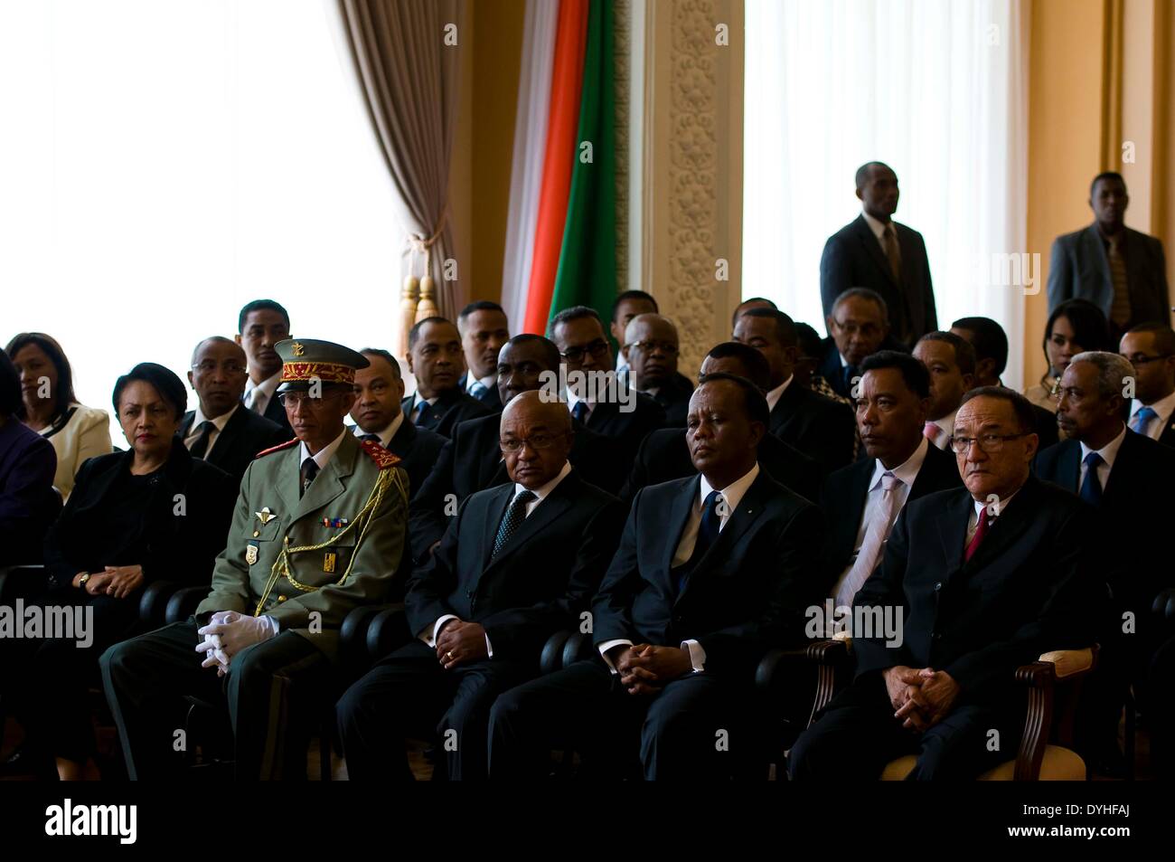 Antananarivo, Madagascar. Xviii Apr, 2014. Madagascar il primo ministro Kolo Roger (1a fila 1L) e il neo-nominato ministri siedono nella presidenza di Antananarivo in Madagascar, il 18 aprile 2014. Il primo governo del Madagascar della quarta repubblica fu istituito il venerdì con la nomina di 30 ministri e un segretario di Stato e dal Segretario Generale della Presidenza Ralala Roger ha detto nel corso di una cerimonia alla presidenza. © Egli Xianfeng/Xinhua/Alamy Live News Foto Stock