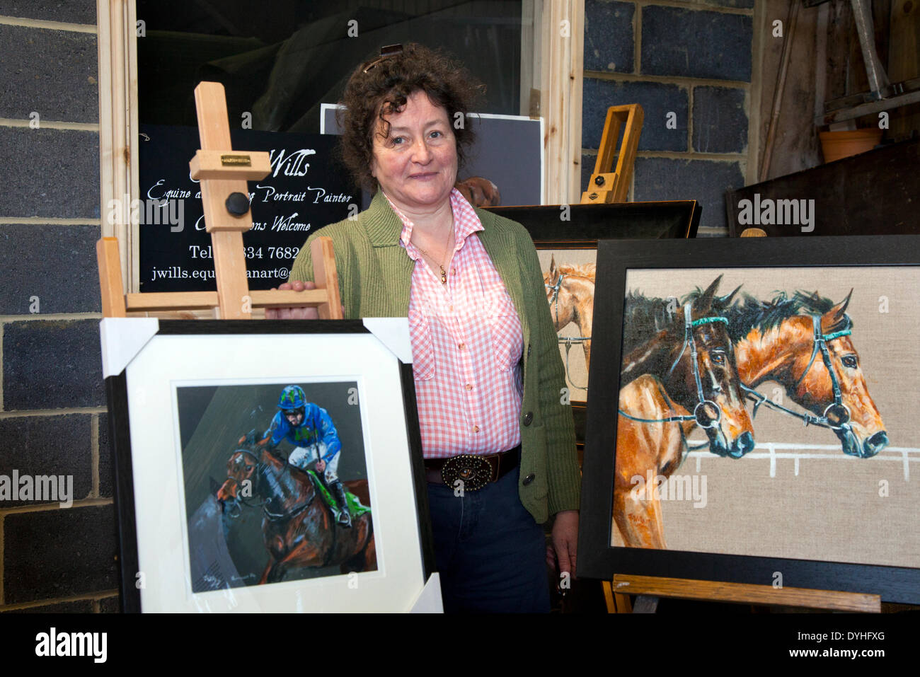 Middleham, nello Yorkshire, Regno Unito. Il 18 aprile 2014. Onorevole Jane Wills, artista, a nord Dales maneggio aperto giorno.Il maneggio Middleham Open Day è andato avanti nonostante racing essendo permesso il Venerdì Santo per la prima volta. Il suo futuro era stata minacciata con racing impostata per essere messa in scena a Musselburgh e a Lingfield. Ma dopo di Betfair ha continuato come sponsor e il Middleham Trainers Association ha deciso "all'unanimità" per continuare i due decenni di tradizione. Credito: Mar fotografico/Alamy Live News Foto Stock