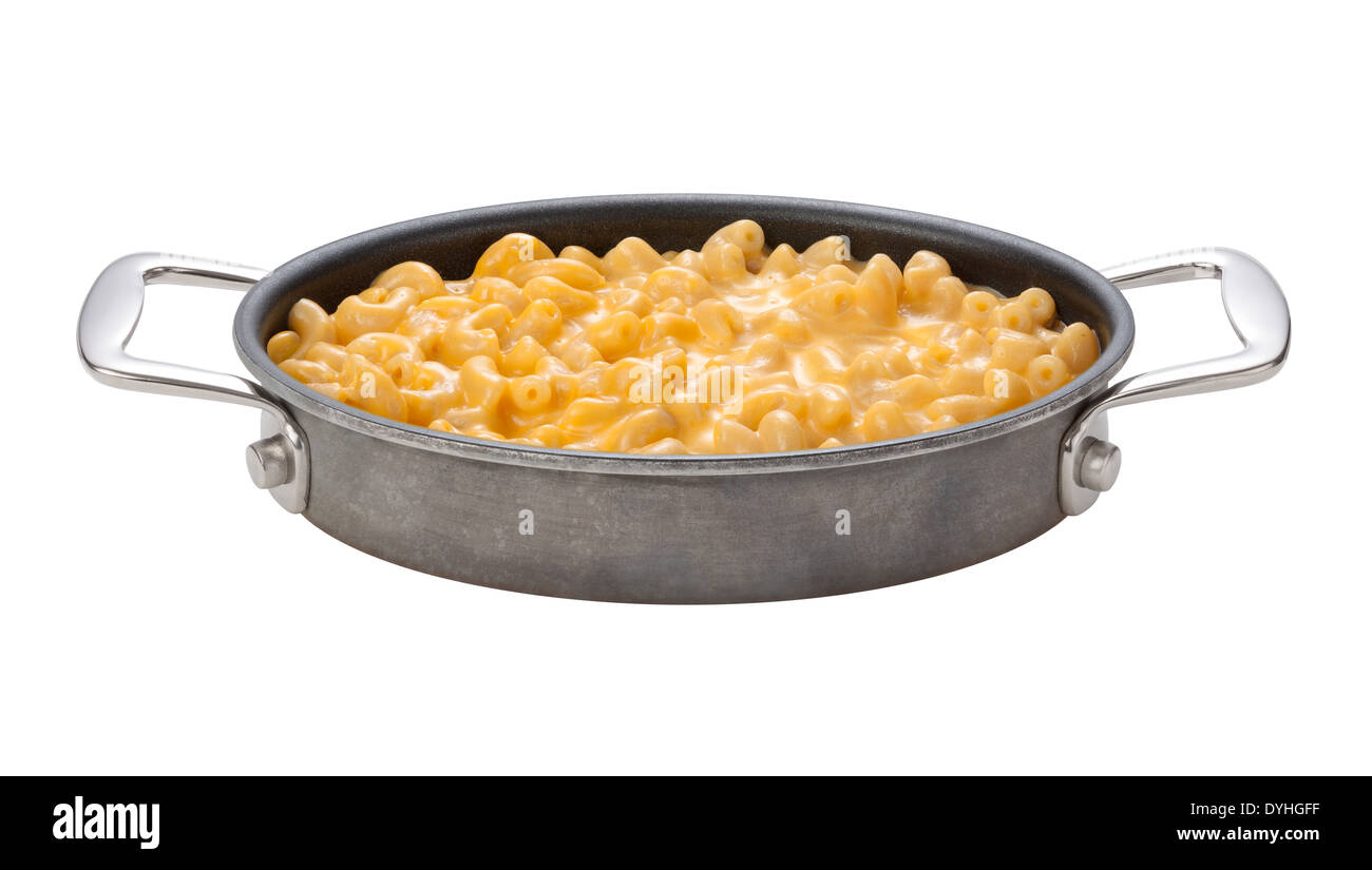 Maccheroni e formaggio in una padella ovale, con maniglie cromate, isolata su uno sfondo bianco. Foto Stock