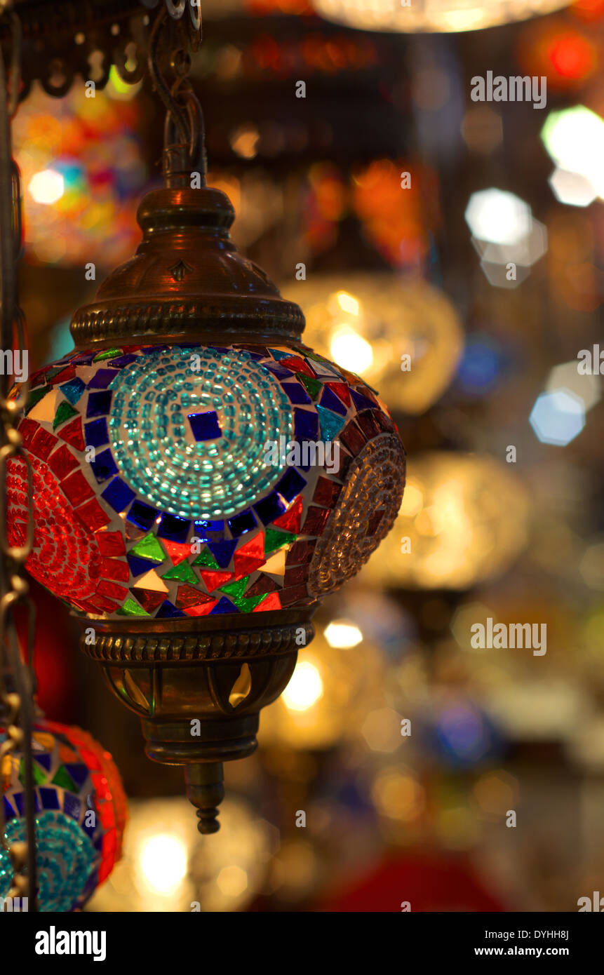 Vetro colorato scheggiati luci di lanterne trovata in un bazar di Istanbul, in Turchia. Foto Stock