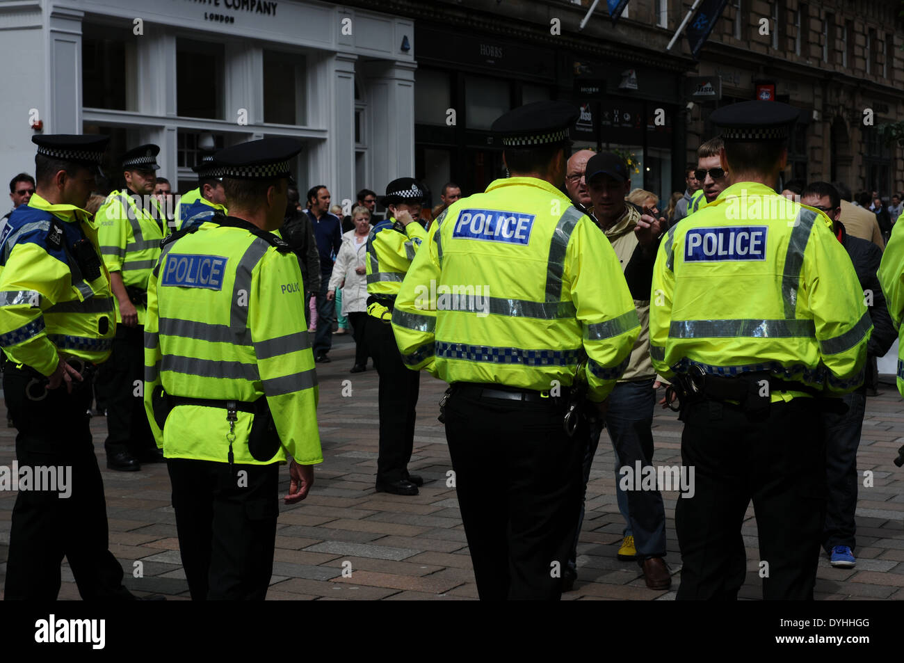 La polizia schierati durante una dimostrazione sulla trafficata strada di Queen Street, Glasgow. Il BNP sono state distribuendo volantini. Foto Stock