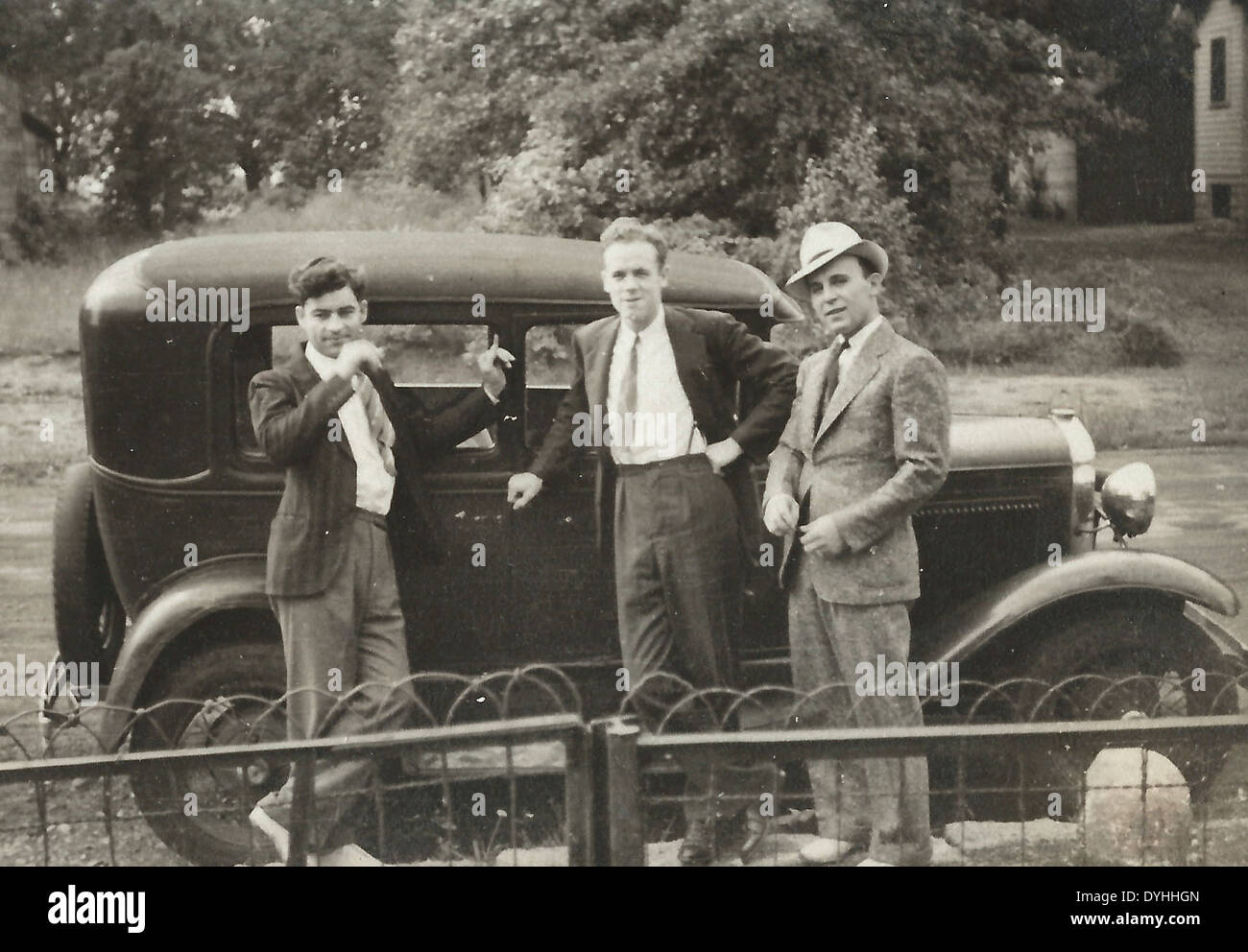 Tre giovani uomo in piedi al di fuori di un auto a New Jersey, circa 1941 Foto Stock
