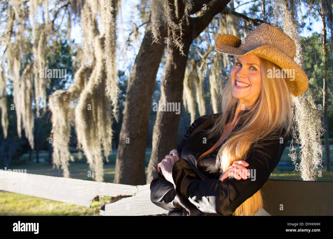 Bella bionda donna di mezza età cowgirl con il cappello da cowboy su Foto Stock