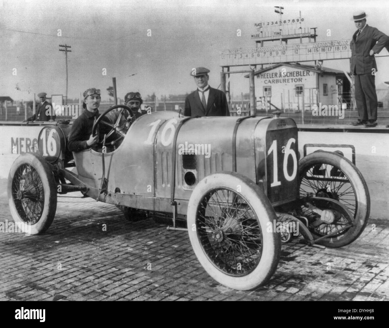 Uomini non identificati seduto in macchina da corsa, circa 1913 Foto Stock