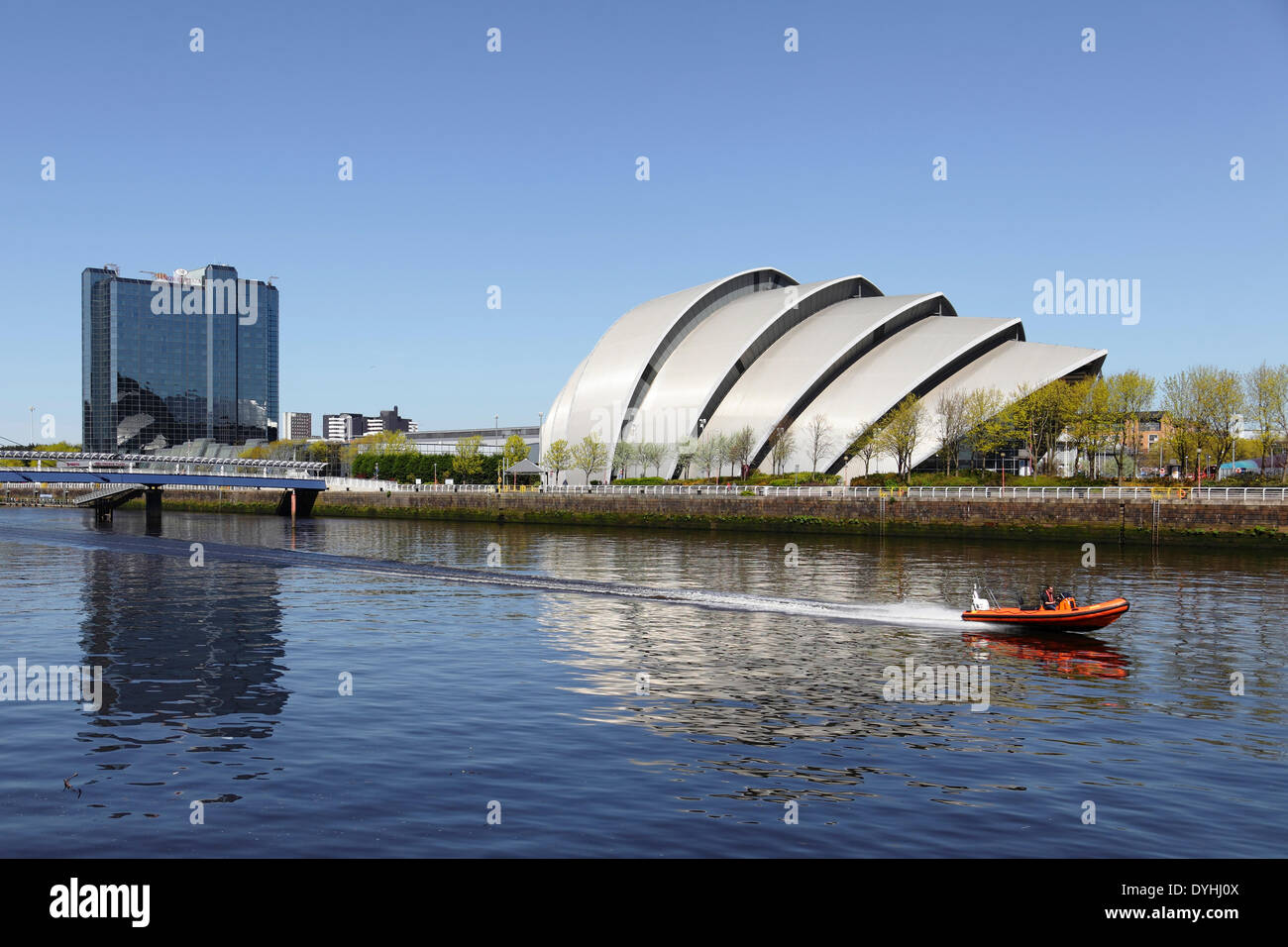 SEC Centre, Finnieston, Glasgow, Scozia, Regno Unito, venerdì 18 aprile 2014. Un motoscafo sul fiume Clyde sotto un cielo blu chiaro accanto al Clyde Auditorium / edificio Armadillo Foto Stock