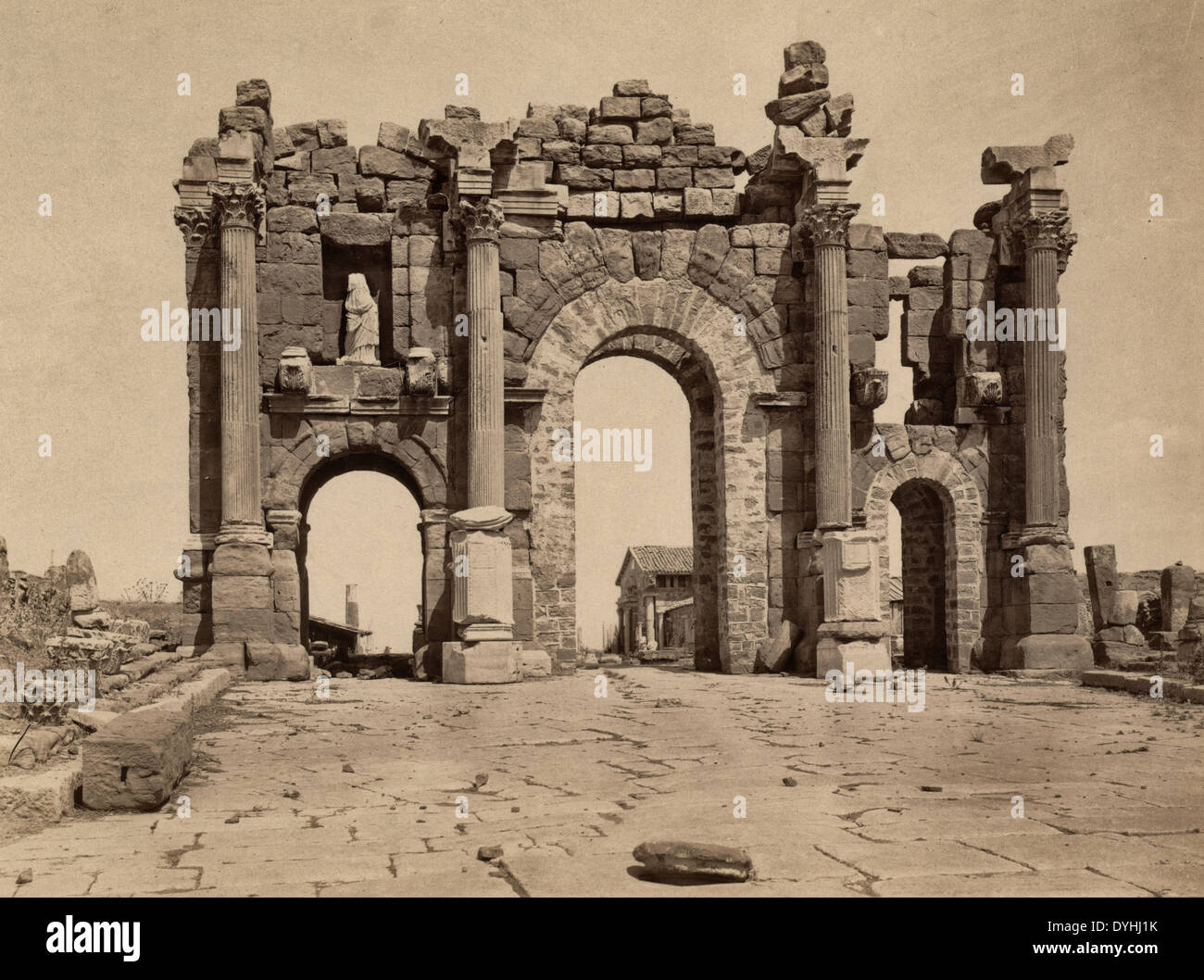 Sommario: Rovine dell'Arco romano di Traiano a Thamugadi (Timgad), Algeria, circa 1880 Foto Stock