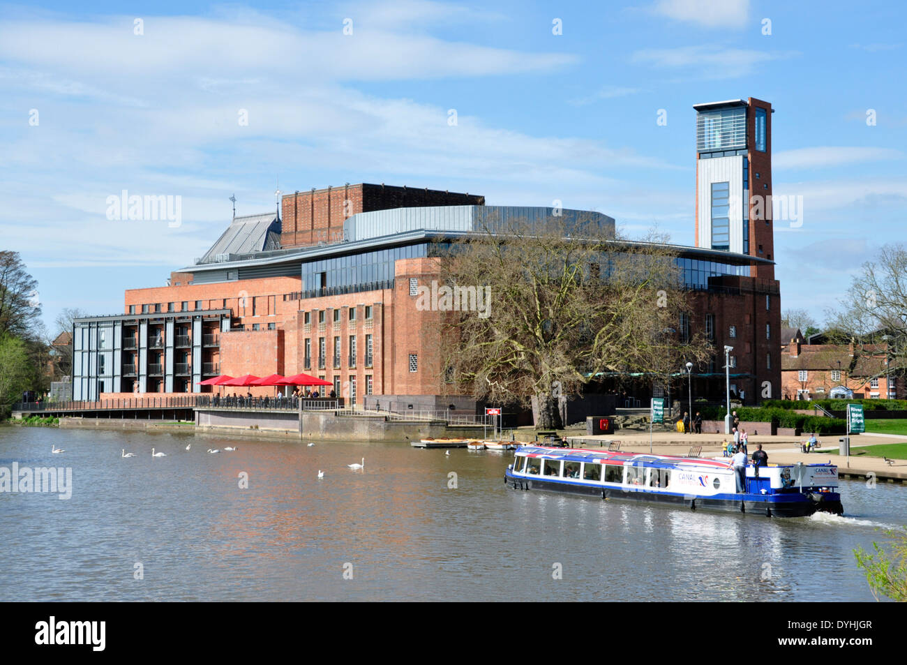 Stratford upon Avon - Fiume Avon - Vista del teatro RSC - Passare il fiume in barca di crociera - sole primaverile - Blu cielo Foto Stock