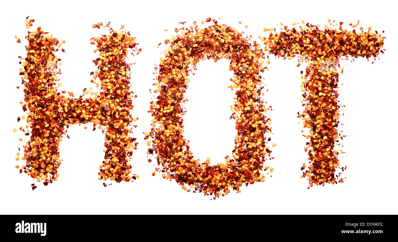 HOT scritto in essiccato chilis frantumato su sfondo bianco Foto Stock