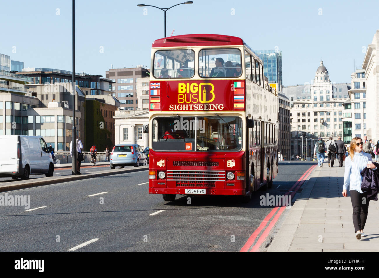 Open top gita in autobus con passeggeri passando sul ponte di Londra, Inghilterra Foto Stock