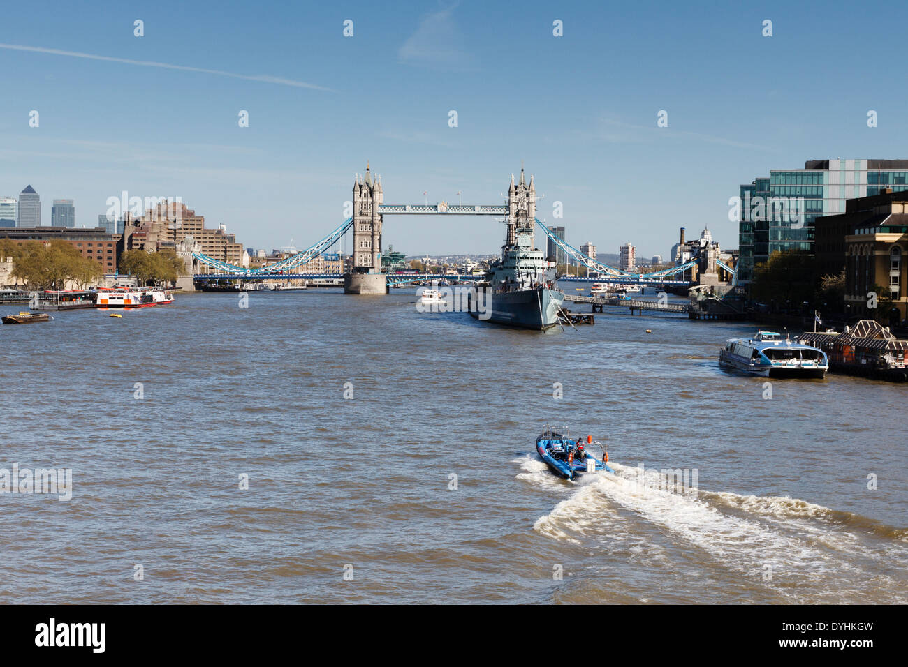 London Bridge sul fiume Tamigi con una nervatura in primo piano, London, England, Regno Unito Foto Stock