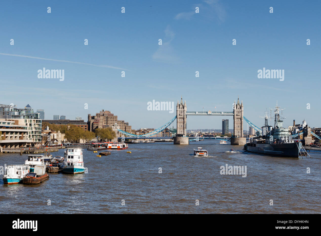 Vista del London Bridge sul fiume Tamigi con HMS Belfast, England, Regno Unito Foto Stock