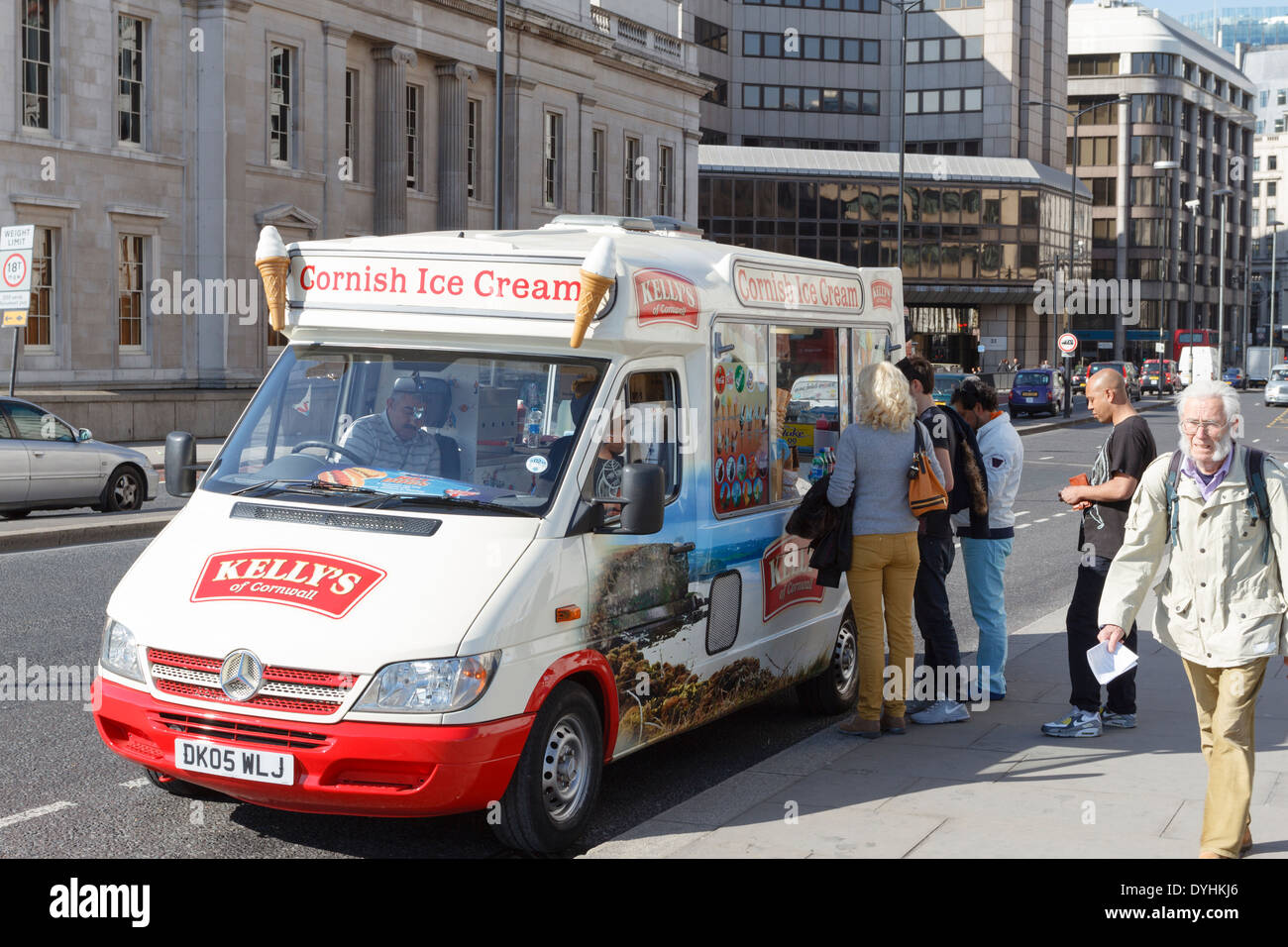 Ice Cream van con le persone in coda, London, England, Regno Unito Foto Stock