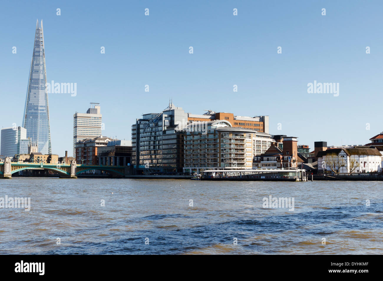 Lo skyline di Londra con vista di Shard edificio, Bankside e il Globe Theatre di Shakespeare, London, England, Regno Unito Foto Stock
