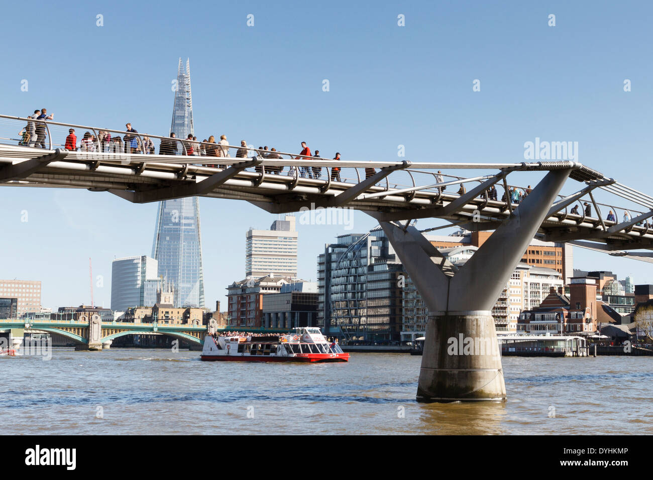 Millennium Bridge sul fiume Tamigi e Shard Building, Londra, Inghilterra, Regno Unito Foto Stock