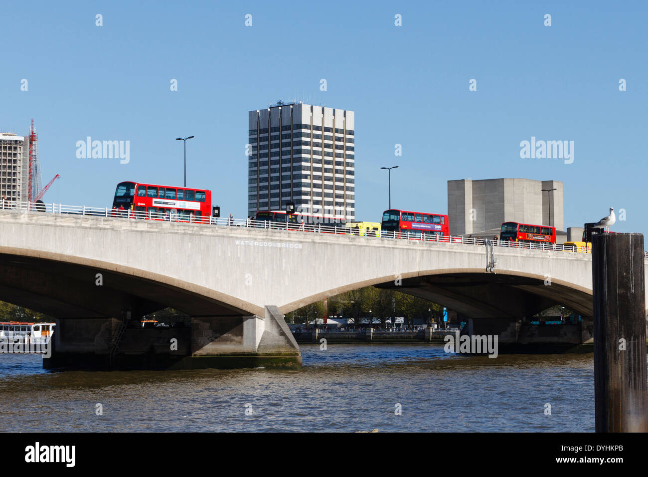 Rosso di autobus di Londra Waterloo attraversamento ponte sul fiume Thames, London, England, Regno Unito Foto Stock
