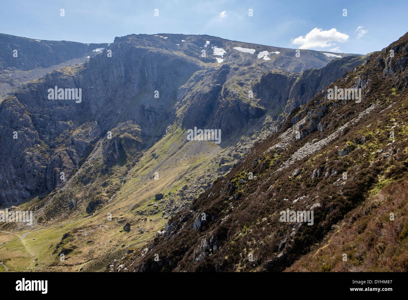 Cwm Idwal e Devils Kitchen percorso Glyder Fawr con lastre Idwal visto da Y Garn nelle montagne di Snowdonia Ogwen Wales UK Foto Stock