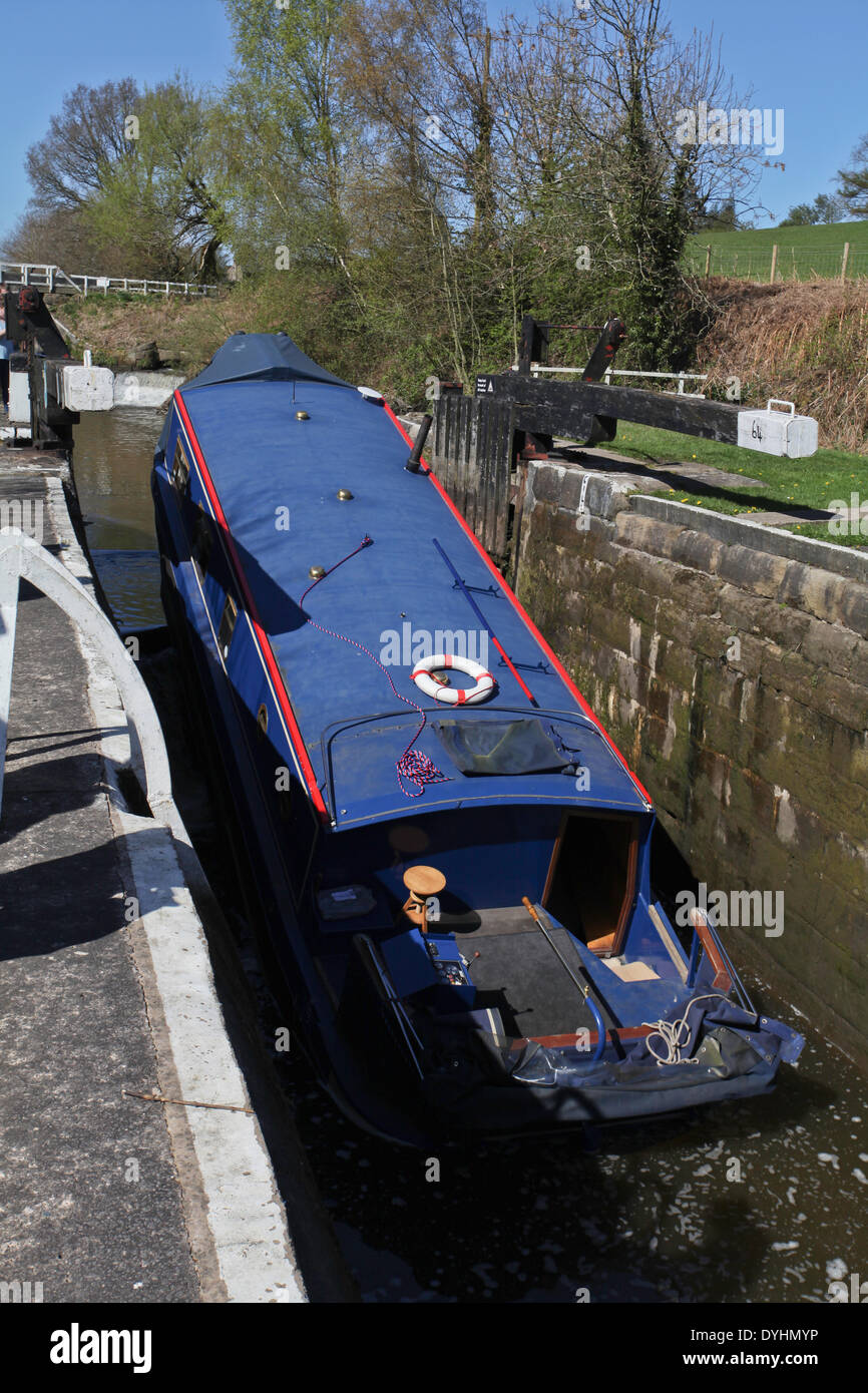 Chorley, Lancashire, Regno Unito. Il 18 marzo 2014. Canal Barge collegato a massa sulla serratura cill dopo fallimento di bloccaggio. Credit: Sue Burton/Alamy Live News Foto Stock