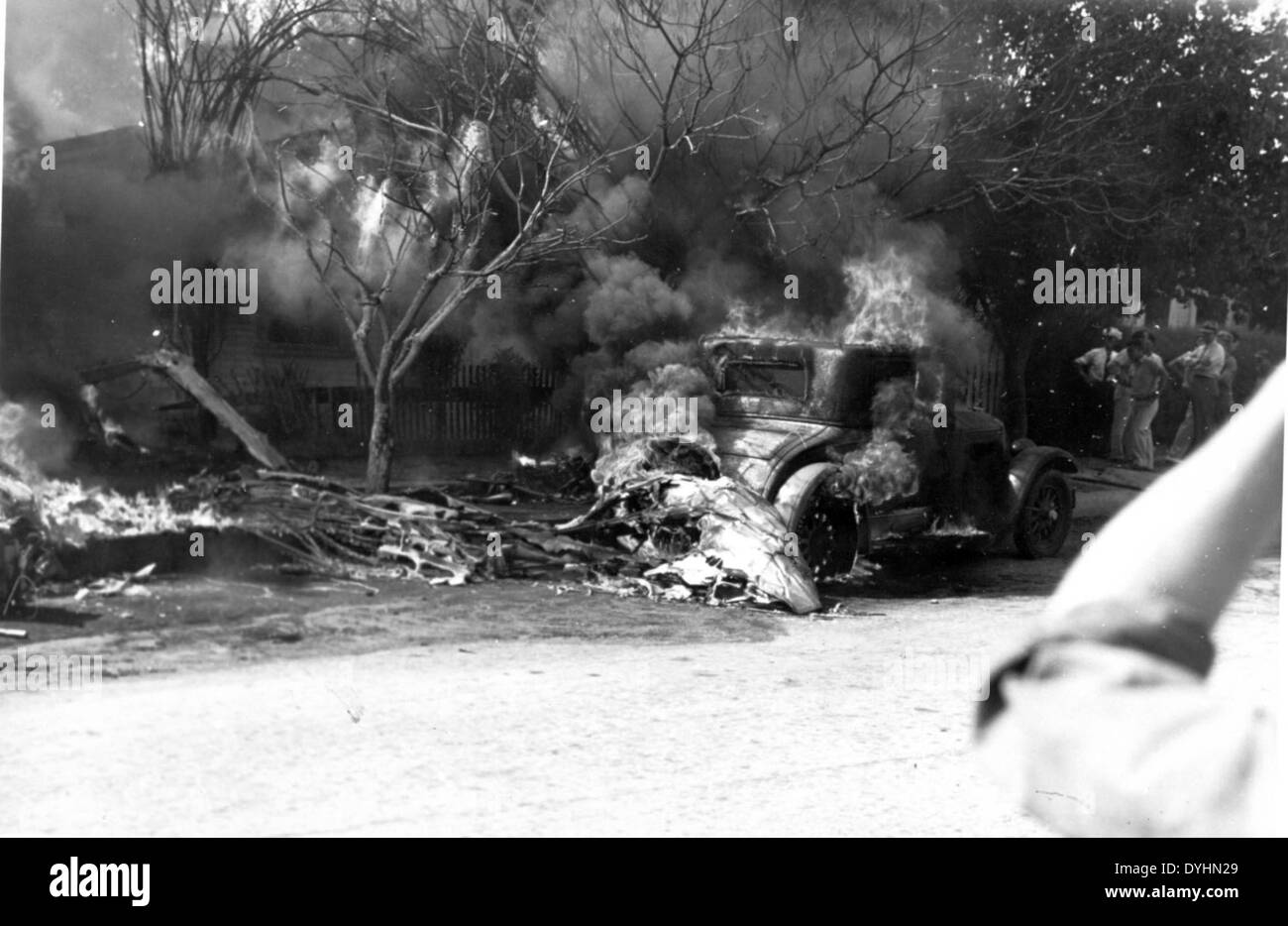 Questa foto cattura le conseguenze di un incidente che ha coinvolto il Northrop A-17AS, aereo numero 36-349. La collezione speciale di Oscar Westover conserva gli eventi storici dell'aviazione militare, compresi gli incidenti aerei. Foto Stock