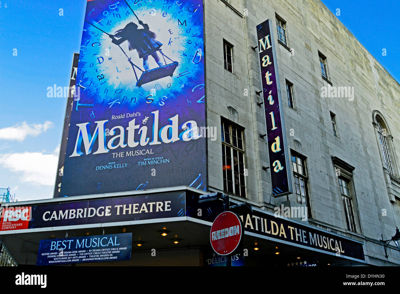 Cambridge Theatre, un West End theatre rivolta verso il Seven Dials, nel West End di Londra, Inghilterra, Regno Unito Foto Stock