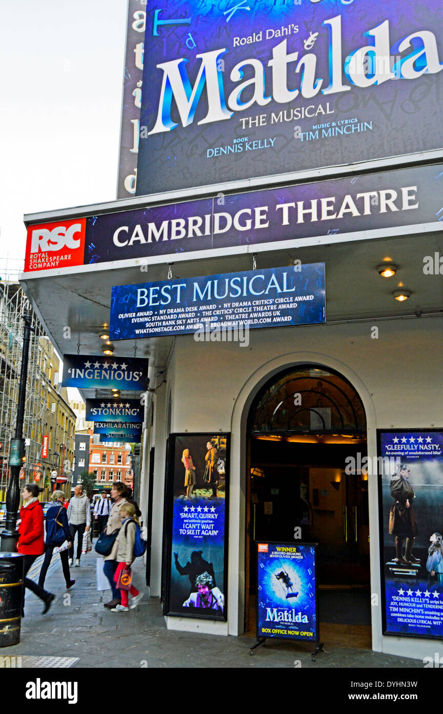 Cambridge Theatre, un West End theatre rivolta verso il Seven Dials, nel West End di Londra, Inghilterra, Regno Unito Foto Stock