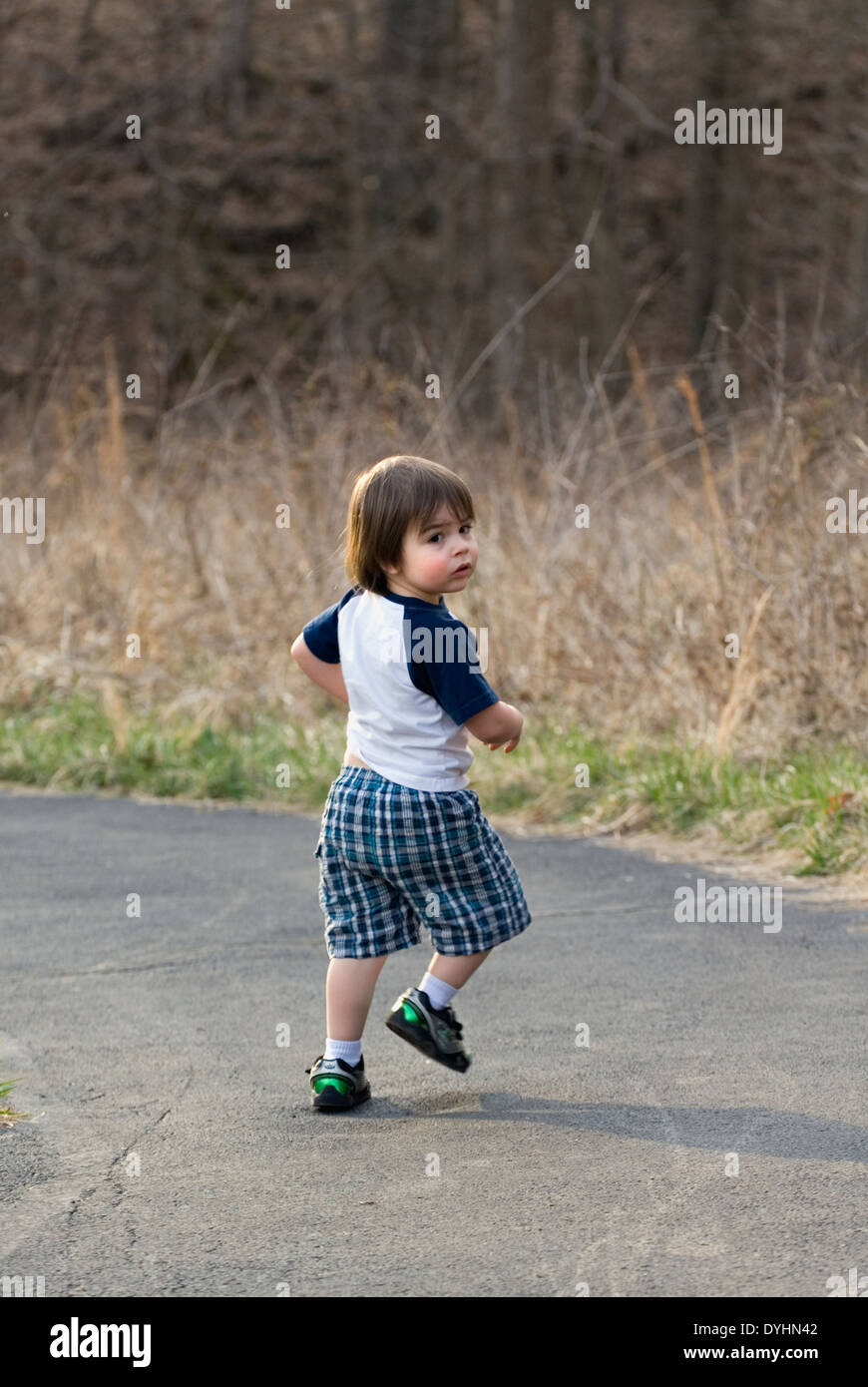 3 anno vecchio ragazzo camminando sul percorso a monte di San Francesco in Floyd County, Indiana Foto Stock