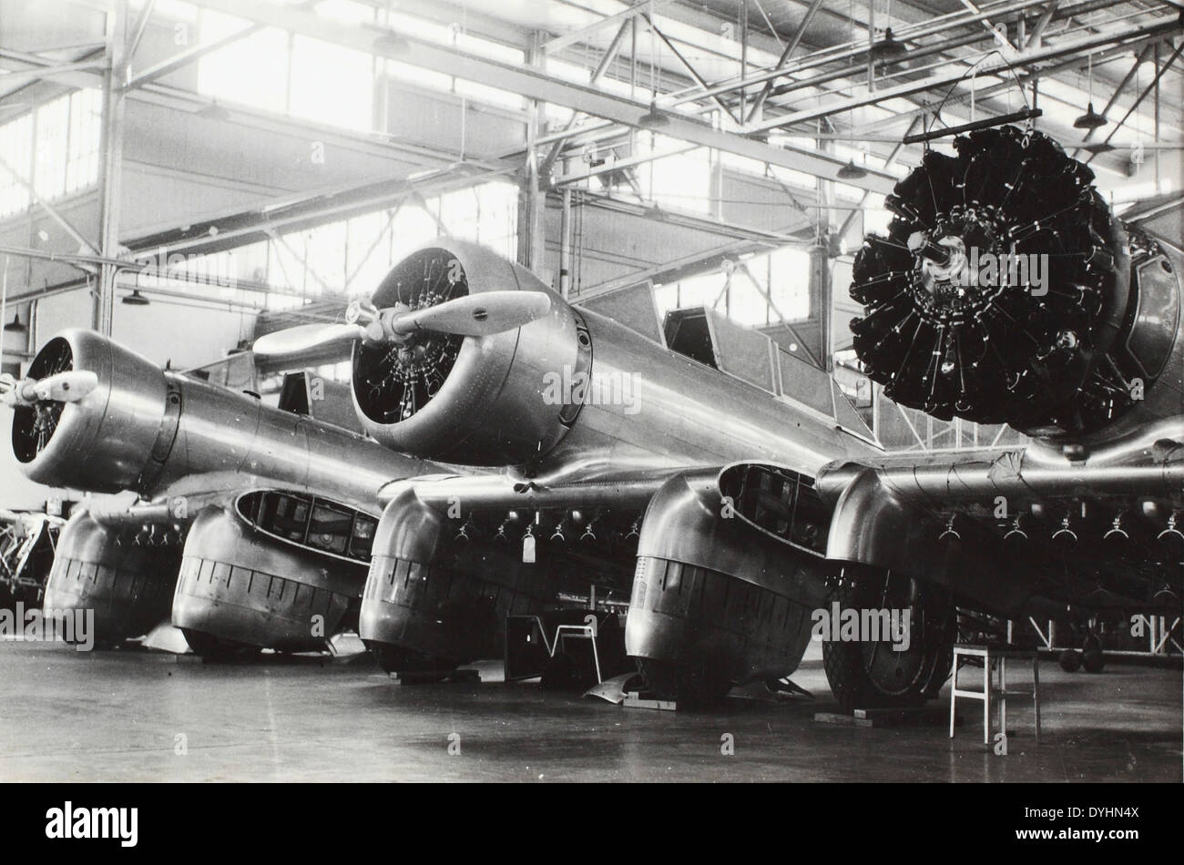 Questa foto mostra gli aerei Northrop che vengono assemblati in fabbrica, evidenziando i contributi dell'azienda allo sviluppo di aeromobili all'avanguardia nel XX secolo. Northrop era noto per i suoi progetti innovativi, in particolare per gli aerei stealth e volanti. Foto Stock