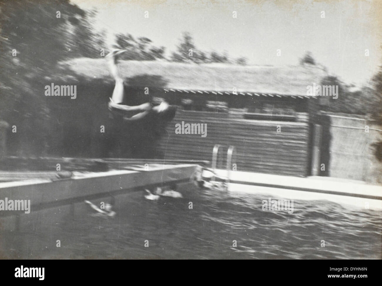 Questa fotografia cattura un nuotatore nel bel mezzo di un flip, mostrando atletismo e precisione negli sport acquatici. L'immagine mette in evidenza l'abilità tecnica necessaria per il nuoto competitivo e altre attività acquatiche. Foto Stock