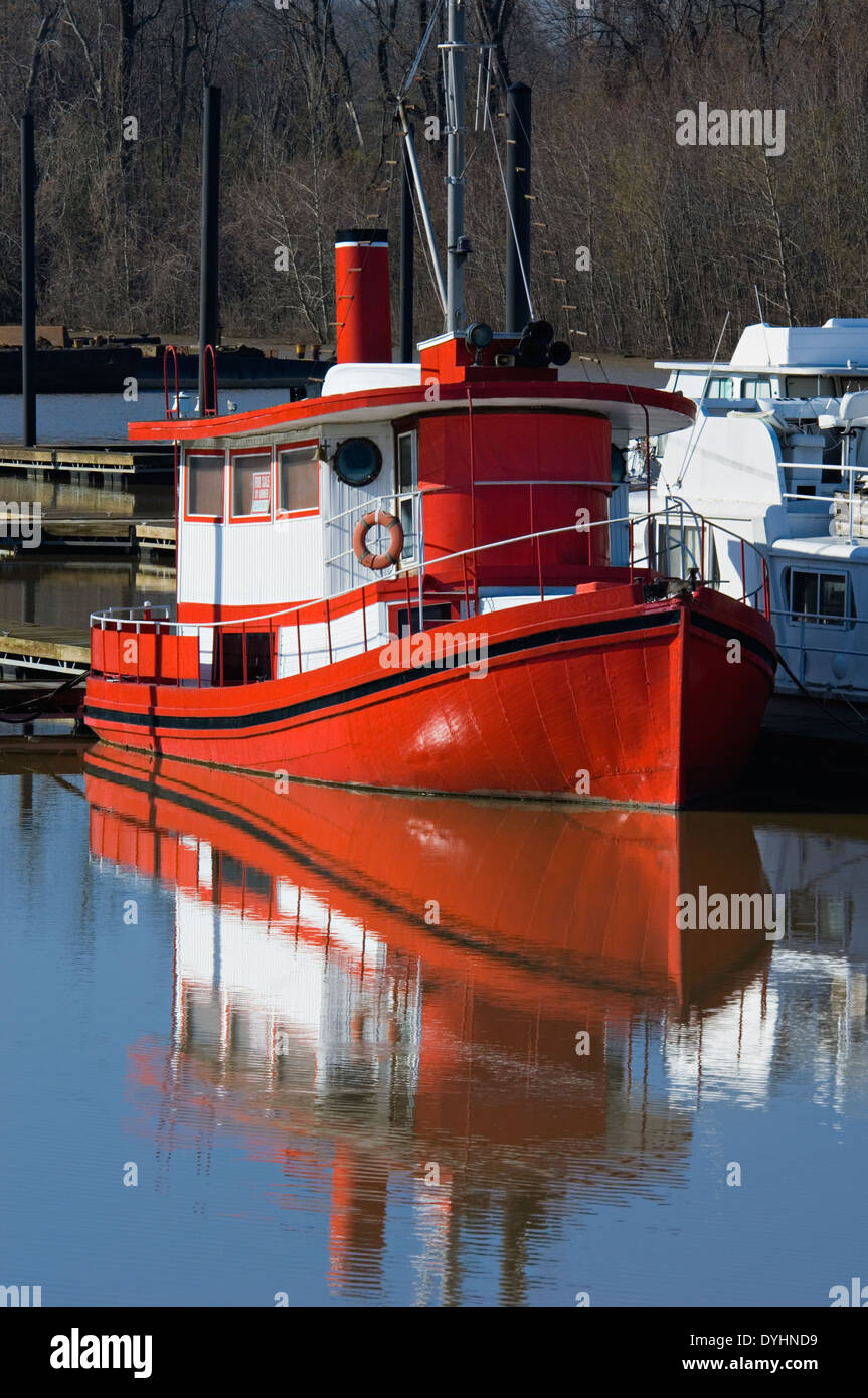 Rimorchiatore e la sua riflessione riflessione sul Fiume Ohio in Utica, Indiana Foto Stock