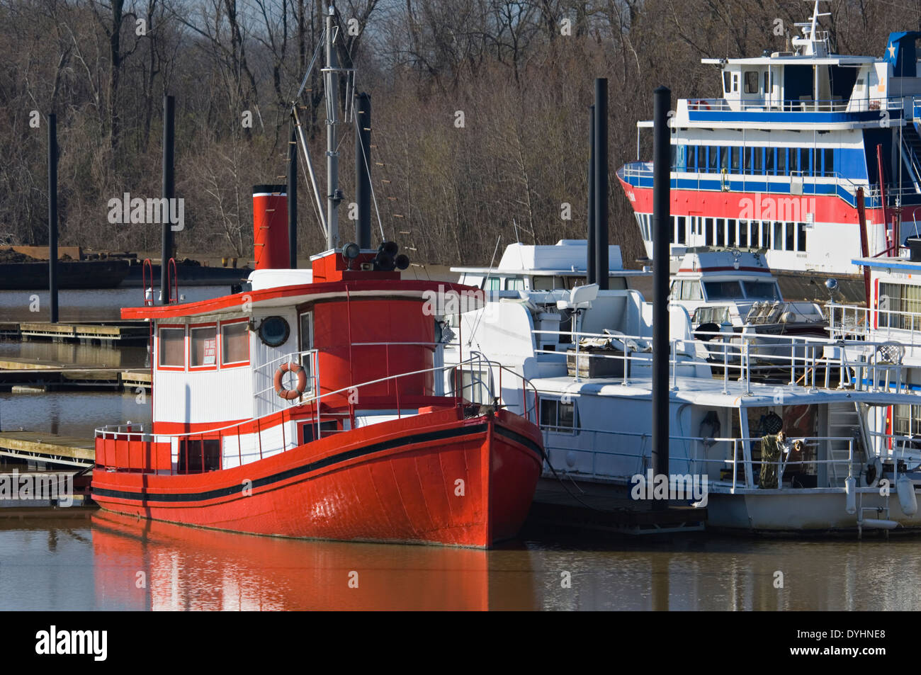 Rimorchiatore e la sua riflessione riflessione sul Fiume Ohio in Utica, Indiana Foto Stock