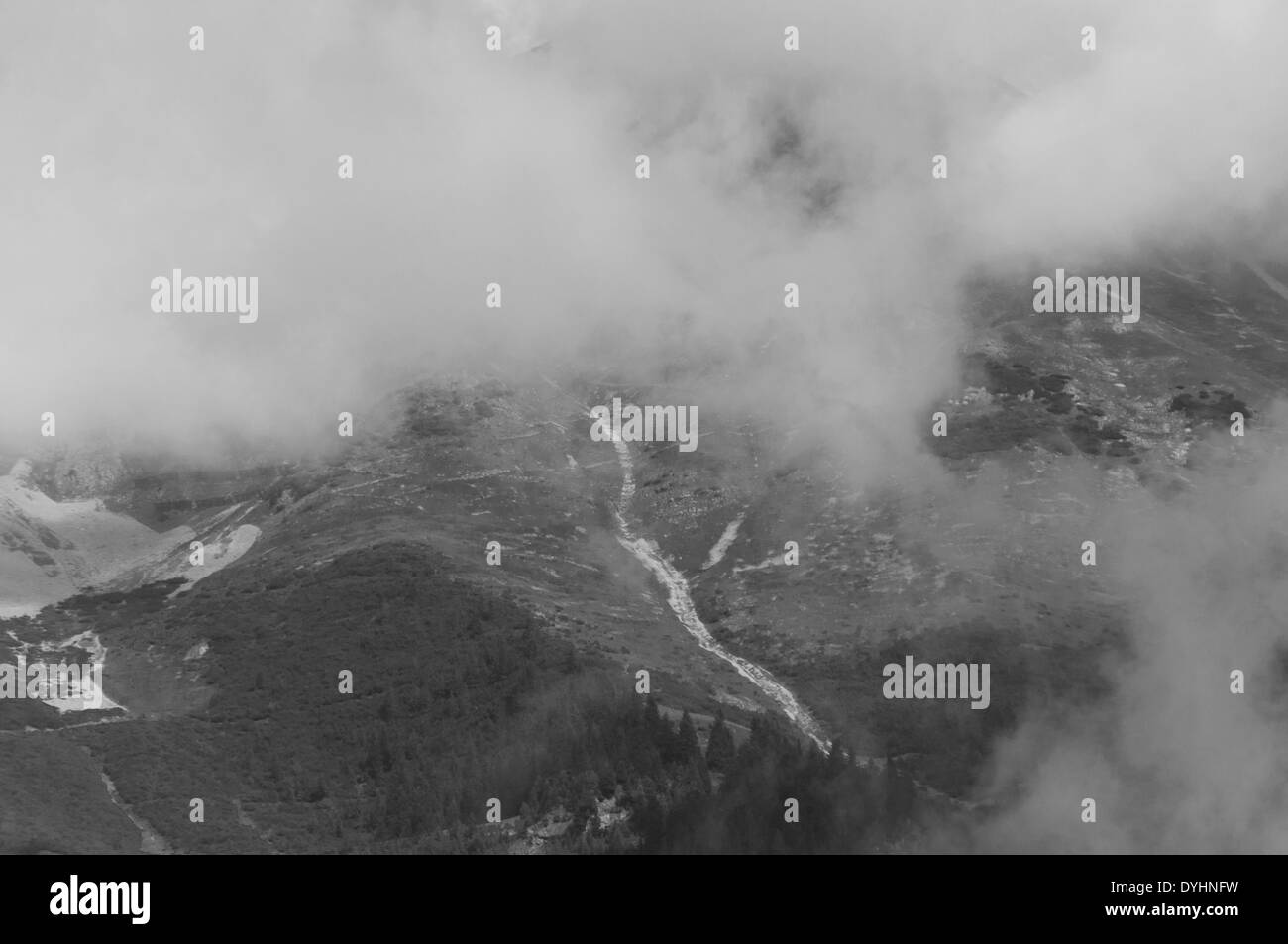 Immagine in bianco e nero di una torbida scogliera di montagna Foto Stock