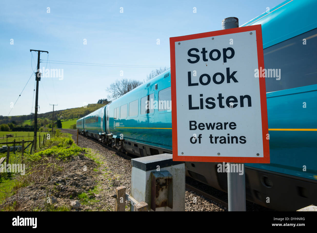 Un treno passa una fattoria rurale attraversando in Shropshire village di Stokesay, Inghilterra, Aprile 15th, 2014. Foto Stock