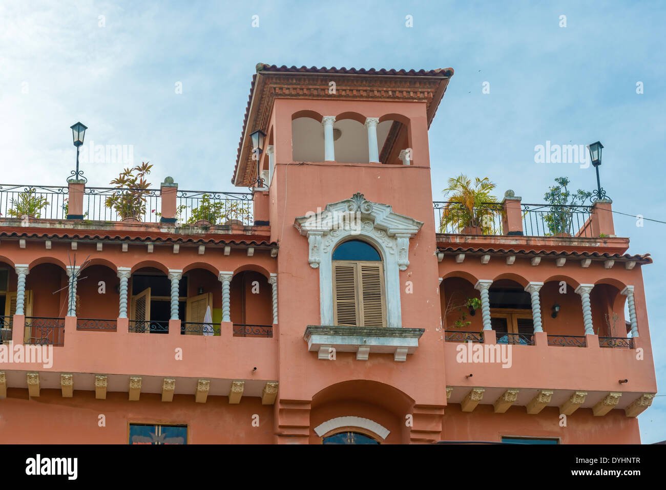 Dettaglio di una casa coloniale. Balcone con fiori e piante, Casco Viejo, Panama City, Panama Foto Stock