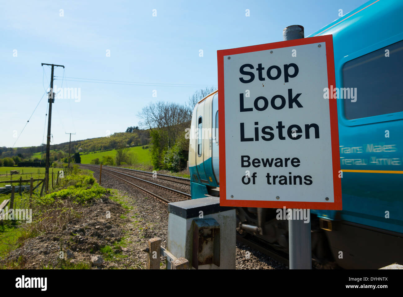 Un treno passa una fattoria rurale attraversando in Shropshire village di Stokesay, Inghilterra, Aprile 15th, 2014. Foto Stock