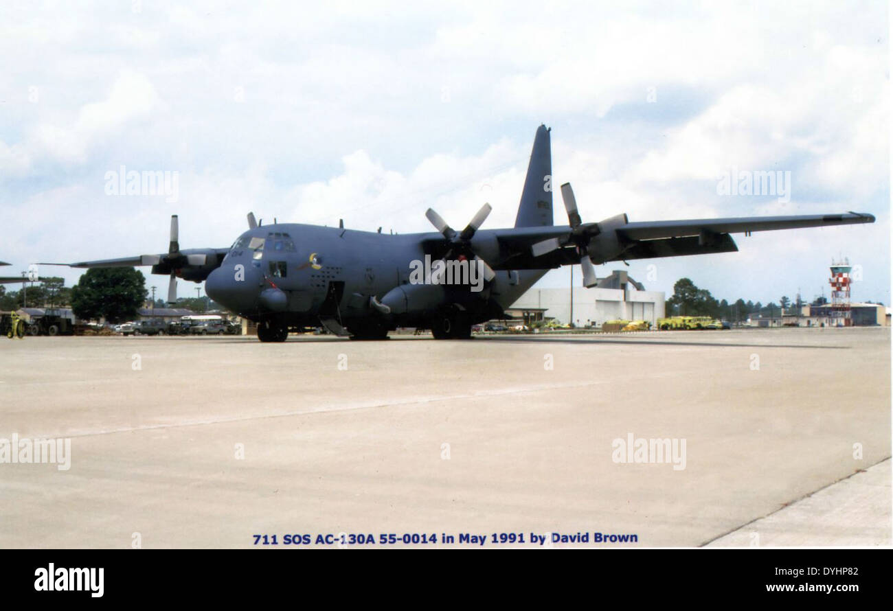 Il Lockheed AC-130A, seriale 55-0011, faceva parte del 919th Special Operations Group. Questo aereo, fotografato a Forbes Field nel maggio 1988, è noto per il suo ruolo nelle operazioni di supporto aereo ravvicinato e di attacco al suolo. Foto Stock